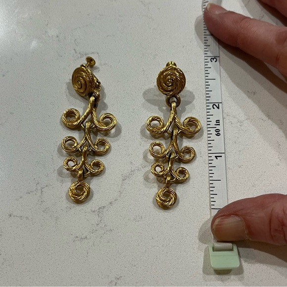 Vintage Gold Tone Rope Twist Dangle Drop Clip on Earrings 2 5/8”, EUC - Picture 6 of 13
